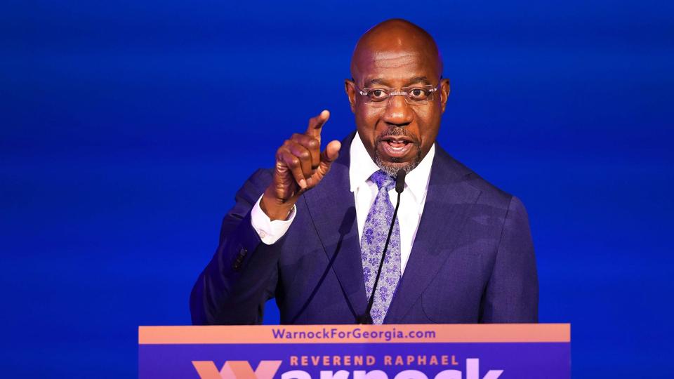 Den demokratiske senator Raphael Warnock (på billedet) dyster mod den tidligere amerikanske fodboldspiller og republikaner Herschel Walker om posten som senator i delstaten Georgia. Men ingen af kandidaterne ser ud til at nå over 50 procent af stemmerne, og dermed tyder alt på, at de skal ud i en anden valgrunde 6. december. (Arkivfoto). <i>Michael M. Santiago/Ritzau Scanpix</i>