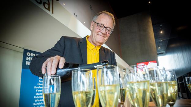 50 års jubilæum er også en slags alder, og det skal fejres. Onsdag med champagne til de fremmødte, som skulle høre om næste års revyhold. <i>Foto: Kim Dahl Hansen</i>
