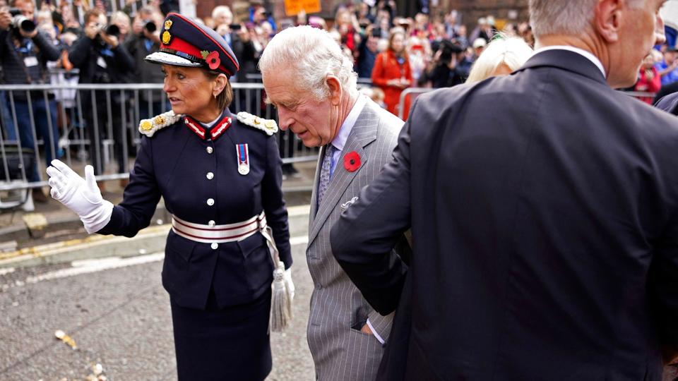 En mand kastede æg efter det britiske kongepar, da de lagde vejen forbi York i det nordlige England onsdag. Manden blev anholdt af politiet. <i>James Glossop/Ritzau Scanpix</i>