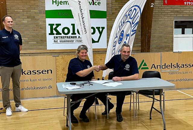 I bedste internationale stil blev Anderskassens hovedsponsorat med Koldby Hørdum IF forlænget med underskrift og håndtryk af direktør Jesper Elkjær og formand for KHIF Mariane Leegaard.