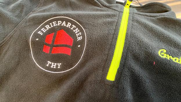 Det er Sportigan, der har sørget for broderingen af trøjerne med Feriepartner Thys logo. <i>Foto: Carsten Hougaard</i>