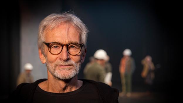 Instruktør Hans Rønne fortæller, at overordnet set drejer forestillingen sig om sammenstødet mellem det elitære og det folkelige. <i>Foto: Kim Dahl Hansen</i>