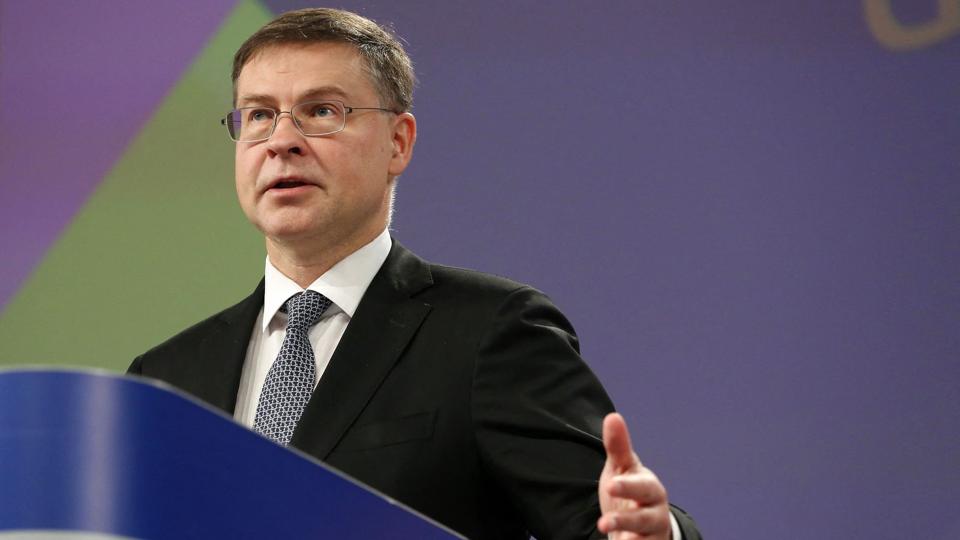 EU vil hjælpe Ukraine med de månedlige betalinger i hele 2023. Det skal ske gennem lån på op til 134 milliarder kroner. EU-landene skal betale renterne for lånene til Ukraine, foreslår EU-Kommissær Valdis Dombrovskis. <i>Valeria Mongelli/Ritzau Scanpix</i>