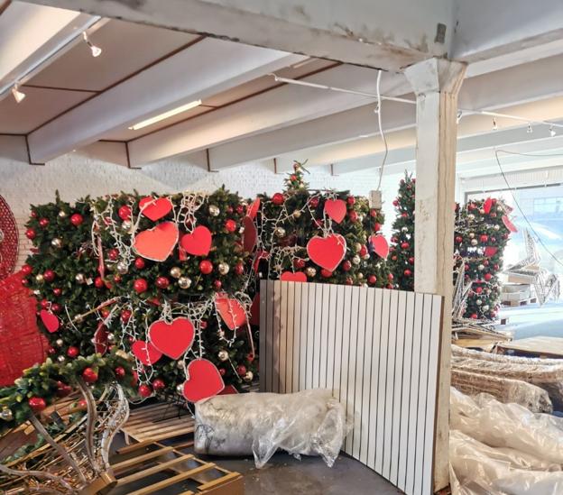 Der arbejdes for tiden bag kulissen for at få Brønderslev pyntet op til jul. <i>Foto: Brønderslev Handel</i>