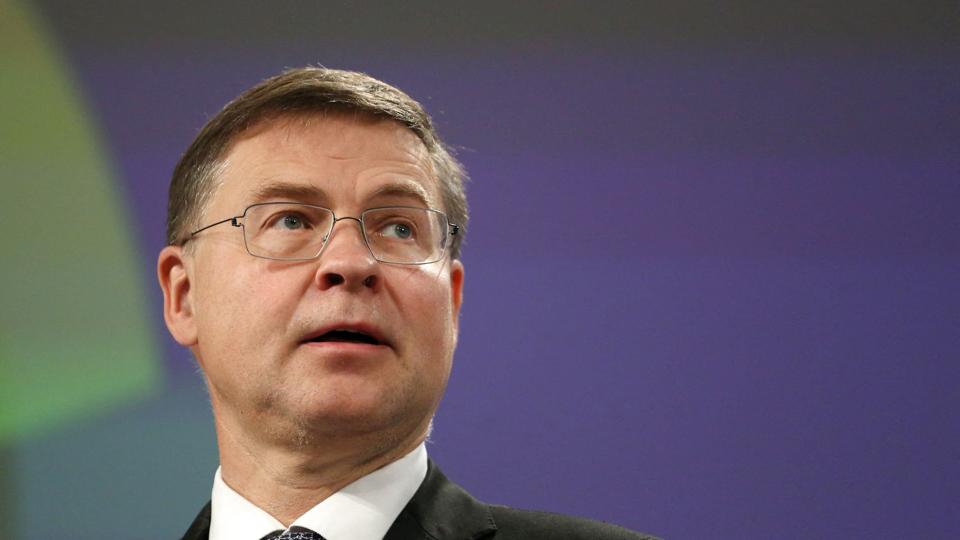 Flere EU-lande har i årevis ikke levet op til EU's krav om begrænset offentlig gæld. EU-Kommissær Valdis Dombrovskis foreslår at give landene længere tid til at bringe gældende ned mod at landene til gengæld præsenterer planer for, hvordan det skal ske. <i>Valeria Mongelli/Ritzau Scanpix</i>