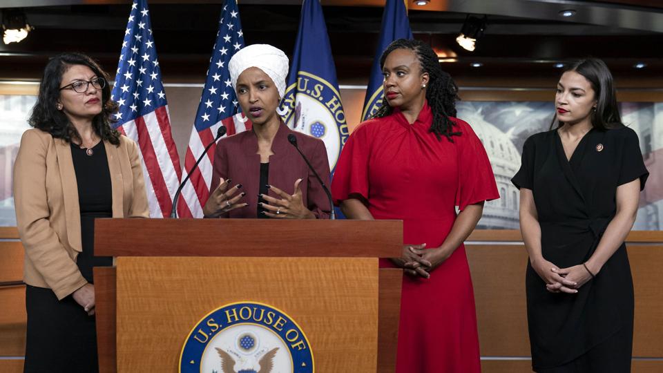 Fra venstre på billedet ses Rashida Tlaib, Ilhan Omar, Ayanna Pressley og Alexandria Ocasio-Cortez. Disse fire var dem, der i 2018 blev kendt som "The Squad". Efterfølgende er den mandlige kandidat Jamaal Bowman og kvinden Cori Bush stødt til gruppen. (Arkivfoto). <i>J. Scott Applewhite/Ritzau Scanpix</i>
