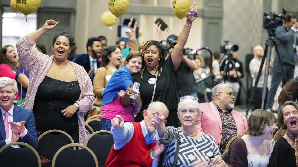 Aborttilhængere i Kentucky reagerer på meldingen om, at et flertal af delstatens vælgere har stemt imod en meget restriktiv abortlovgivning ved tirsdagens midtvejsvalg. <i>Ryan C. Hermens/Ritzau Scanpix</i>