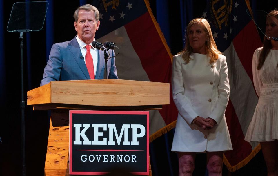 Imens den republikanske guvernør i Georgia, Brian Kemp, er blevet genvalgt forholdsvis sikkert, er valget til Senatet så tæt for hans Trump-støttede partifælle, Herschel Walker, at der muligvis skal stemmes igen. <i>Megan Varner/Ritzau Scanpix</i>