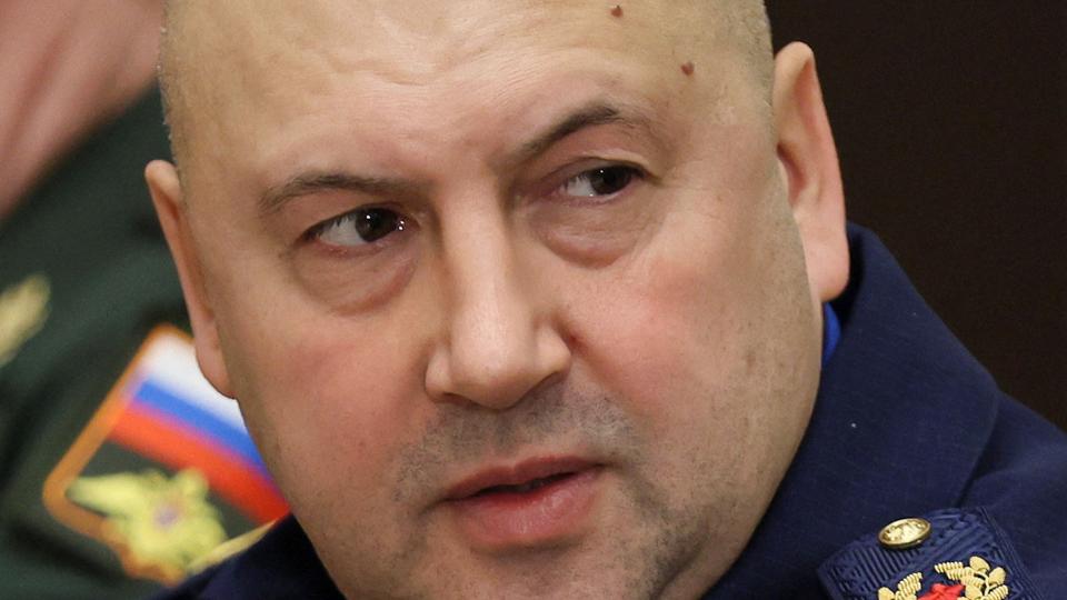I en tv-transmitteret erklæring siger den ledende russiske general i Ukraine, Sergej Surovikin, at det ikke længere er muligt for den russiske side at sende forsyninger til Kherson.
Han siger, at han har foreslået, at de russiske styrker opretter defensive linjer på den østlige bred af floden Dnipro. <i>Sputnik/Reuters</i>