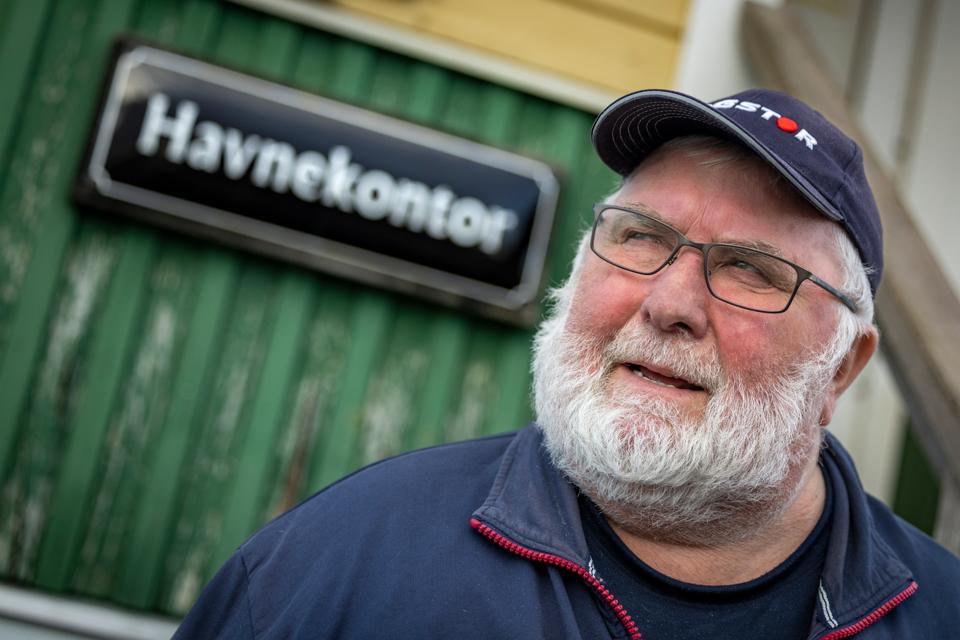 Ib Johansen har været opkræver på havnen i Løgstør, siden ruder konge var knægt - nu stopper han.  <i>Foto: Martél Andersen</i>
