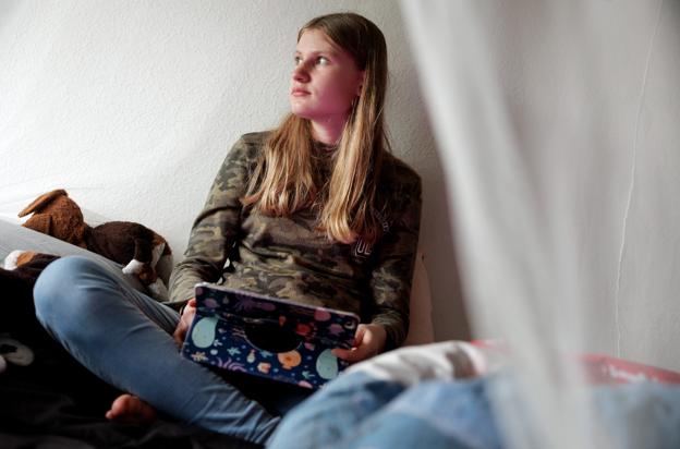 Stine Nielsen går i skole i Brovst, og fritiden bruges gerne på værelset, hvor hun følger med på sociale medier og slapper af. <i>Foto: Henrik Bo</i>