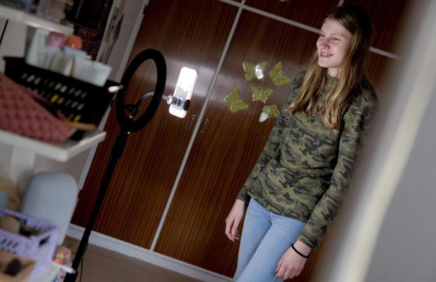 Meget af Stine Nielsens fritid foregår på værelset i Aabybro. <i>Foto: Henrik Bo</i>