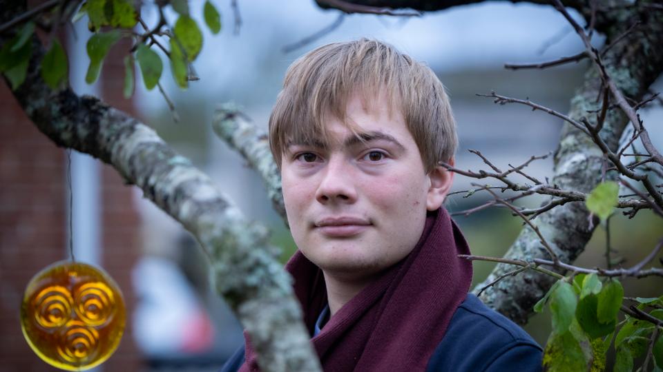 - Ikke nok med at det er upraktisk, det er også utroligt svært og kan ikke bruges til noget. Men om ikke andet har jeg lært at se fordelene ved vores eget, mere poetiske sprog, siger Bjørn Simonsen om sin altopslugende interesse for kunstsproget ithkuil. <i>Foto: Kim Dahl Hansen</i>
