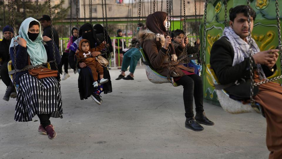 Afghanere tager en tur i en forlystelse i hovedstaden Kabul. Billedet er taget i februar, hvor det stadig var tilladt for mænd og kvinder at blandes. Men måneden efter kom der en ny regel om, at kønnene skulle holdes adskilt i Afghanistans forlystelsesparker. Og nu har Talibans moralpoliti så lavet en ny regel om, at kvinder ikke længere har adgang til parkerne. (Arkivfoto) <i>Hussein Malla/Ritzau Scanpix</i>