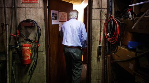 Hvor mange gange Christian Larsen er gået gennem den røde dør mellem produktionen og kontoret har han ikke tal på. Men det er mange tuisnde gennem de sidste 43 år. <i>Foto: Torben Hansen</i>