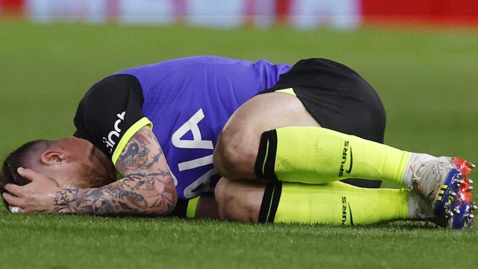 Pierre-Emile Højbjerg, der selvfølgelig er med i Danmarks VM-trup, var kortvarigt en tur i græsset i første halvleg og så ud til at tage sig til sin ankel. Han spillede dog halvlegen færdig uden at vise tegn på en skade. <i>Andrew Couldridge/Ritzau Scanpix</i>