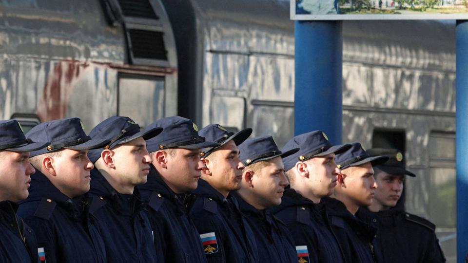 Russiske værnepligtige står på række forud for deres udstationering. (Arkivfoto). <i>Alexey Pavlishak/Reuters</i>
