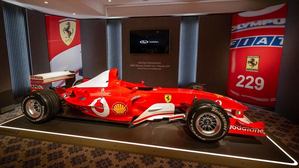 Michael Schumacher vandt Formel 1-mesterskabet foran Kimi Räikkönen og Juan Pablo Montoya i denne bil i 2003. Onsdag blev den solgt for et stort millionbeløb. <i>Fabrice Coffrini/Ritzau Scanpix</i>
