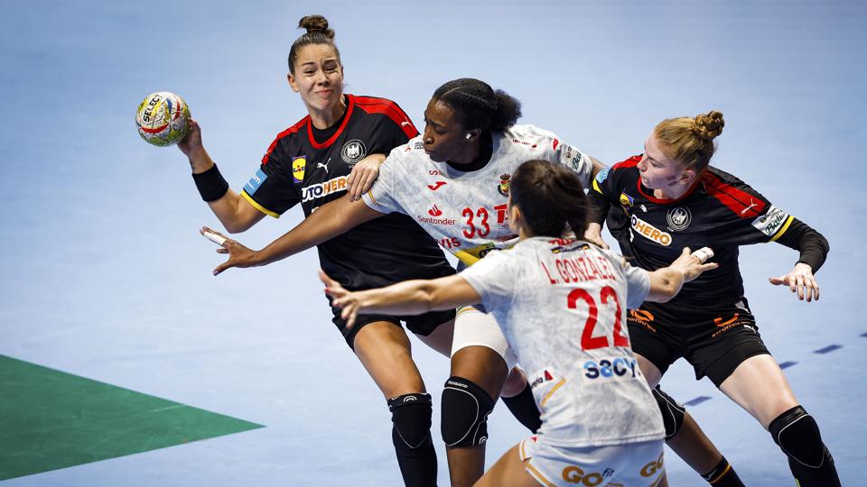 Spaniens håndboldkvinder besejrede Tyskland i sidste EM-gruppekamp, der havde en opsigtsvækkende afslutning. <i>Anze Malovrh/Ritzau Scanpix</i>