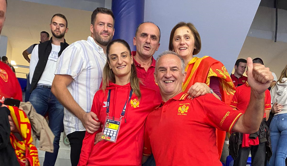 Ilde Kepic sammen med familien. Hun repræsenterer Montenegro til EM på hjemmebane. <i>Privatfoto: Mukadem Kepic</i>