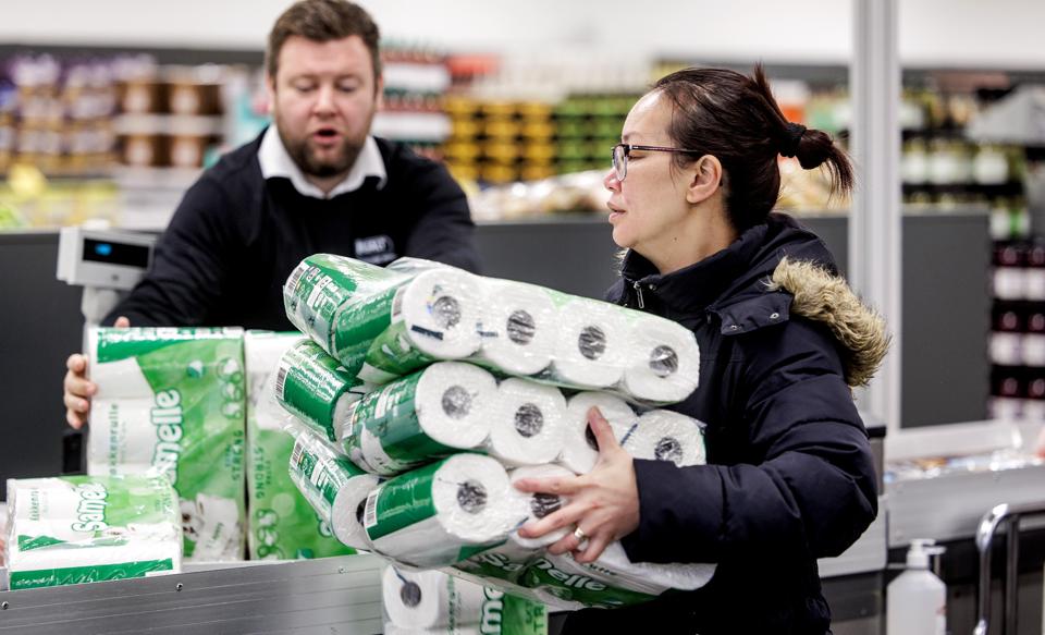 Kunderne stod klar til at tage den nye discountforretning i brug i Hjørring. <i>Foto: Torben Hansen</i>