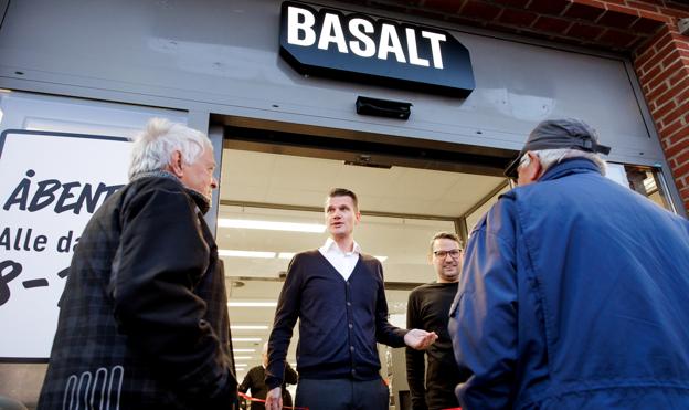 Kædechef Henrik Nielsen kunne glæde sig over, at nogle kunder stod kø, selvom der ikke var åbningstilbud. <i>Foto: Torben Hansen</i>