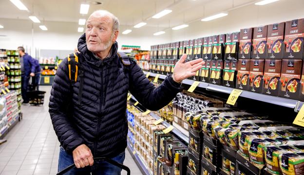 Michael Sams var primært nysgerrig men endte alligevel med at købe nogle varer - bl.a. juice og gryn. <i>Foto: Torben Hansen</i>