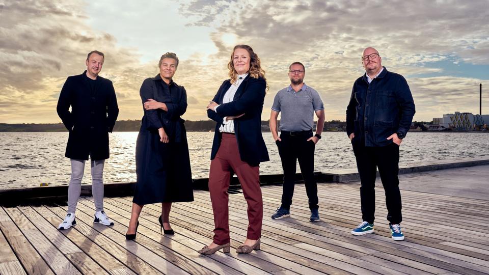 Louise Kassentoft Windfeld (forrest, nyvalgt bestyrelsesformand), og fra venstre: Carsten Søe-Larsen, Mai Manaa, Søren Løndal Nielsen og Casper Søe-Larsen. <i>Privatfoto</i>