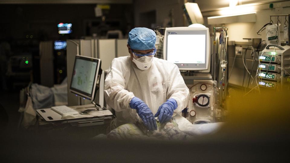 Mens der i uge 43 var 462 personer med coronavirus, der blev indlagt på hospitaler, var antallet i ugen efter dykket til 323. Det viser en ugentlig tendensrapport fra Statens Serum Institut (SSI). (Arkivfoto). <i>Ólafur Steinar Gestsson/Ritzau Scanpix</i>