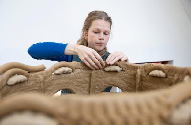 Karoline Bach Larsen har selv bekostet de godt 400 kg ler, som er gået til skulpturen. Men hun håber på fondsstøtte til den sidste del af processen.