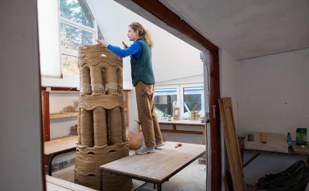 Skkulpturen har nået to meters højde, inden Karolie Bach Larsen har lavet den afslutning, som hun vil forsyne den med øverst oppe.