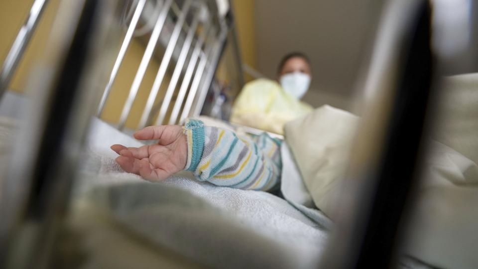 Det er særligt de helt små børn, som kan blive så syge af RS-virus, at de må indlægges. Billedet er fra et hospital i Stuttgart, Tyskland. (Arkivfoto). <i>Marijan Murat/Ritzau Scanpix</i>