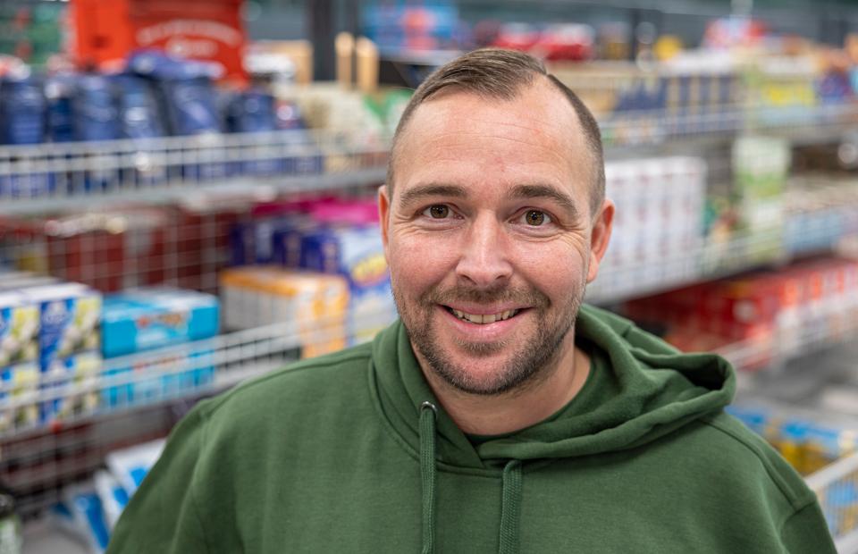 Butikschef Mathias Larsen glæder sig til at byde indenfor i den nye butik. <i>Foto: Kim Dahl Hansen</i>