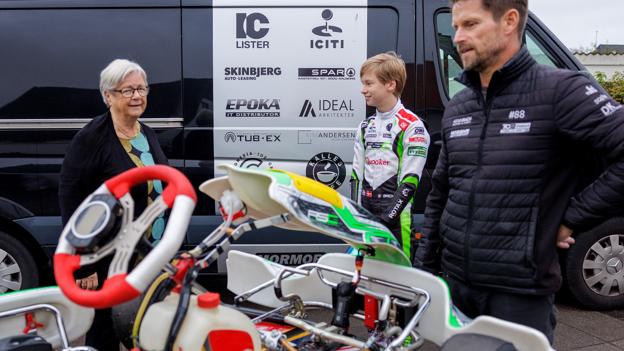 Sebastian og mormor Anna Gretha (tv.) er uadskillelige, når den unge gokart-kører er ude til et løb. Og så bidrager hun også flot til sponsorkontoen. <i>Foto: Henrik Bo</i>