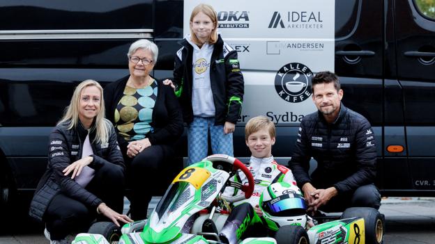 Familien Bach fra Kærby i Aalborg har motorsport i blodet. Far Kenn (th.) kører standardvogn på højeste niveau i Danmark, mens Sebastian (forrest) står foran at skulle deltage ved junior-VM i go-cart. Hele familien - inklusiv mormor, der er storsponsor - indretter tilværelsen derefter. <i>Foto: Henrik Bo</i>