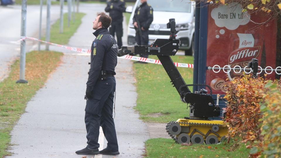 Politiet rykkede torsdag ud i Svendborg til en bombetrussel, hvor bomberyddere satte fjernstyrede bomberydningsrobotter - populært kendt som rullemarie - ind. <i>Presse-Fotos.dk/Ritzau Scanpix</i>