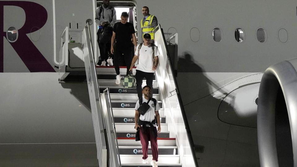 VM går i gang 20. november. Torsdag ankom spillere fra USA som de første til værtslandet Qatar. <i>Hassan Ammar/Ritzau Scanpix</i>