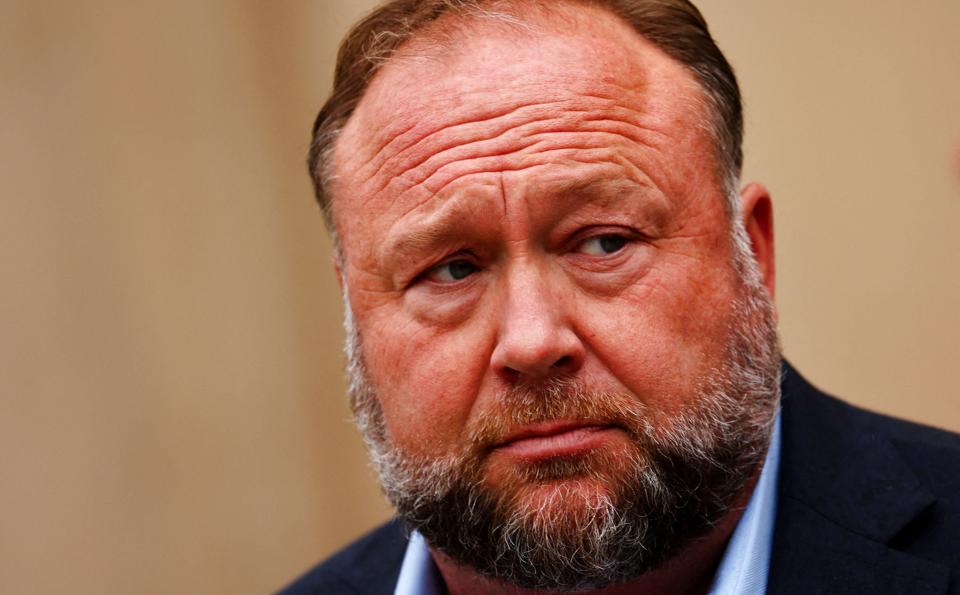 Konspirationsteoretikeren Alex Jones, der står bag Infowars, et medie på den ydre højrefløj, får besked på at betale yderligere 3,5 milliarder kroner for løgne om skolemassakre. (Arkivfoto). <i>Mike Segar/Reuters</i>