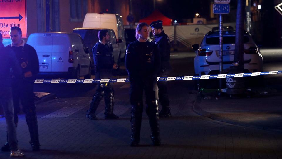 Belgisk politi har spærret af i det område i Schaerbeek-kvarteret i Bruxelles, hvor to betjente blev angrebet torsdag aften. Den ene døde af sine kvæstelser. <i>Hatim Kaghat/Ritzau Scanpix</i>