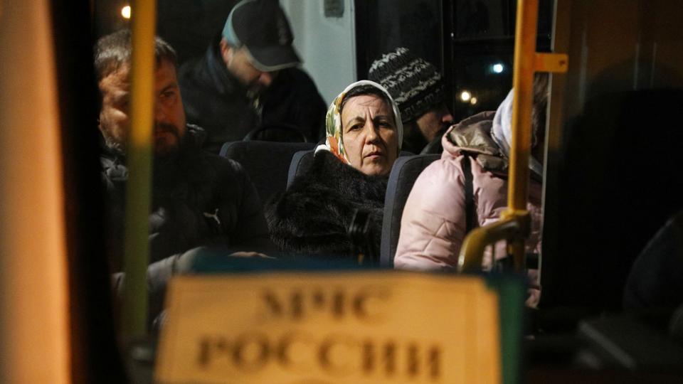 Civile, der er blevet evakueret fra de russisk kontrollerede dele af Kherson ankommer til en togstation i byen Dzhankoi på Krim-halvøen torsdag. <i>Alexey Pavlishak/Reuters</i>