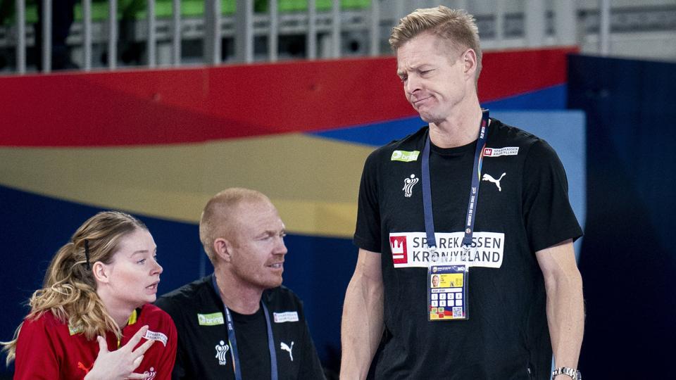 Cheftræner Jesper Jensen havde en hård dag på kontoret, da Danmark måtte kæmpe hårdt for en smal sejr mod Ungarn. <i>Liselotte Sabroe/Ritzau Scanpix</i>