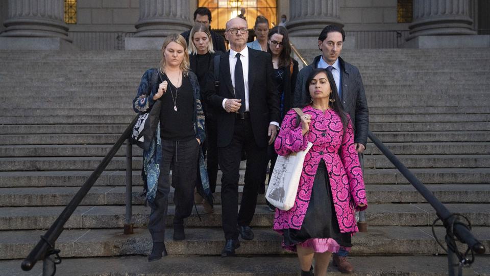 Manuskriptforfatter og filminstruktør Paul Haggis forlader her retten på Manhattan torsdag. Den 69-årige canadier står bag film som "Crash" og "Million Dollar Baby". Begge film vandt en Oscar for bedste film i henholdsvis 2005 og 2004. <i>John Minchillo/Ritzau Scanpix</i>
