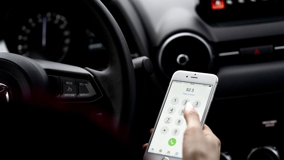 Hvis politiet fanger dig med fingrene på mobilen eller dit smartwatch, mens du kører, kan du se frem til et klip i kørekortet. Derudover koster det både en bøde på 1500 kroner samt 500 kroner til Offerfonden. <i>Ida Guldbæk Arentsen/Ritzau Scanpix</i>