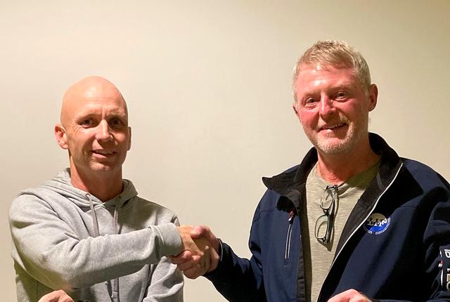 Løgstør IF`nye cheftræner Morten Freundlich (tv) bydes velkommen af sportchef i klubben Keld Kronborg.