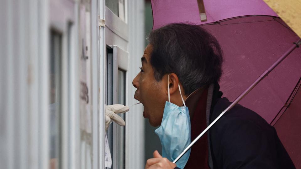 Kina har fastholdt en strategi med nedlukninger for at kvæle et hver udbrud af corona, selv efter store dele af verden er gået væk fra den strategi. Nu lemper kineserne lidt på strategien. (Arkivfoto). <i>Tingshu Wang/Reuters</i>