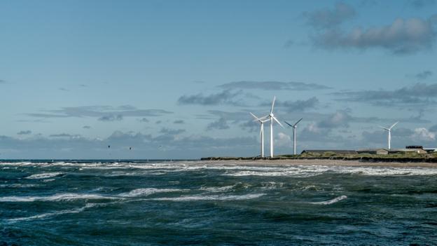 Der står allerede møller øst for Hanstholm Havn, men havnen har planer om at opstille seks store møller, to ved vestmolen og fire kystnært på et areal syd for havnen. <i>Foto: Thisted kommune</i>