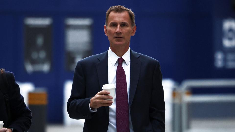Den britiske finansminister, Jeremy Hunt, skal næste uge fremlægge den britiske regerings finanspolitik. Fredag kunne han læse, at britisk økonomi skrumpede i tredje kvartal, og økonomer venter ikke bedring lige foreløbig. (Arkivfoto). <i>Henry Nicholls/Reuters</i>