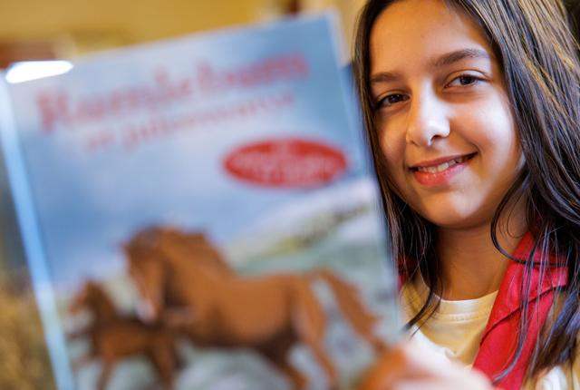 10-årige Sif Bas fra Mollerup har skrevet en julebog sammen med sin mor. Bogen lanceres hos Bøger og Papir i Nykøbing 22. november.