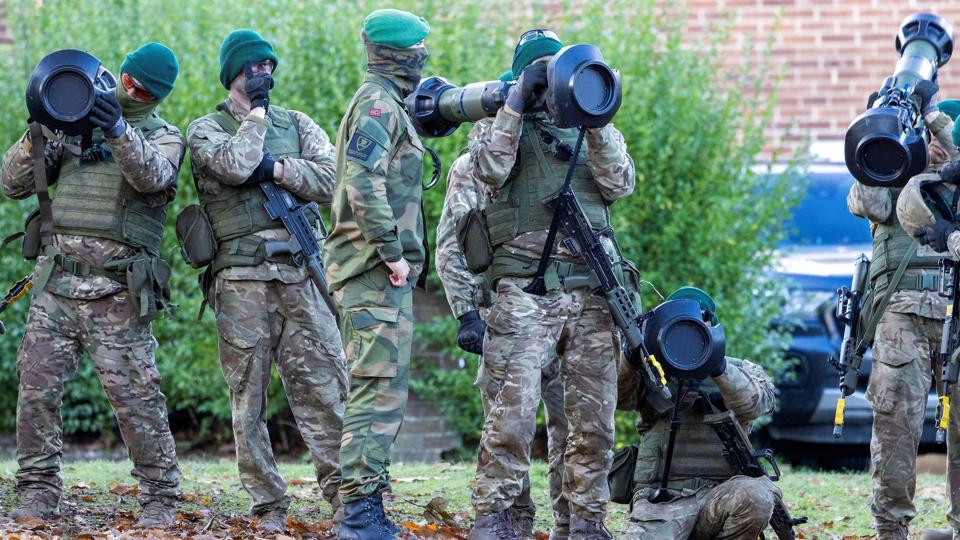 Soldater fra den ukrainske hær deltager i en øvelse under deres træning i Storbritannien. Det første hold soldater, som danske instruktører har uddannet, er netop rejst fra Storbritannien og hjem til Ukraine. (Arkivfoto). <i>Pool/Reuters</i>