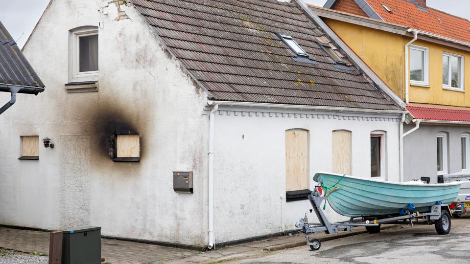 Huset på Riis Alle i Nykøbing Mors var bygget sammen med nabohuset, der dog slap uskadt fra den voldsomme brand. <i>Foto: Bo Lehm</i>